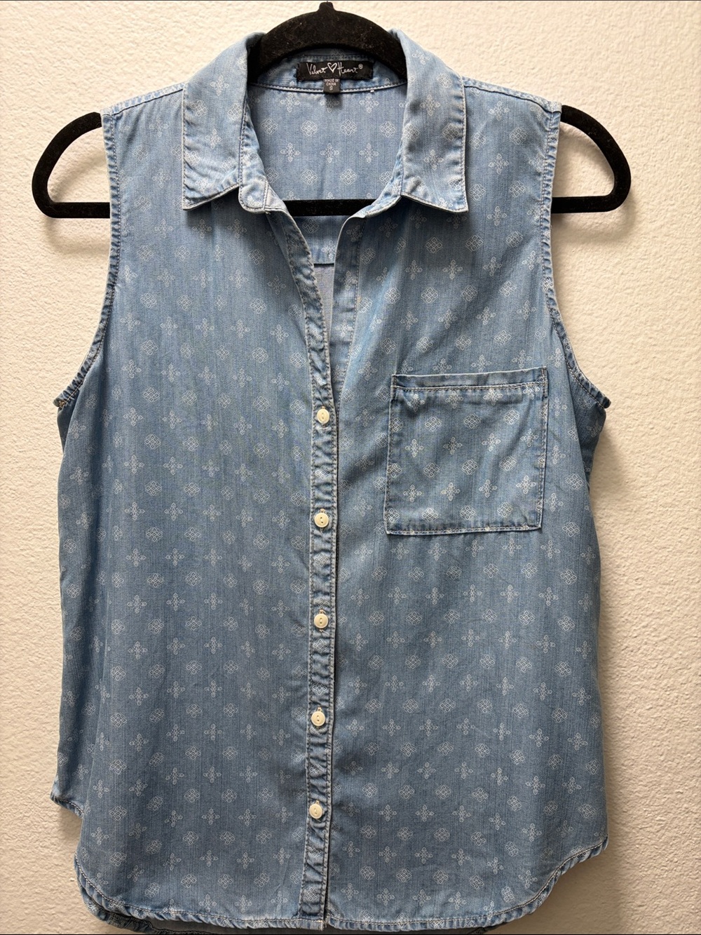 Vineyard Vines Light Blue Sleeveless Chambray Button-Down Top